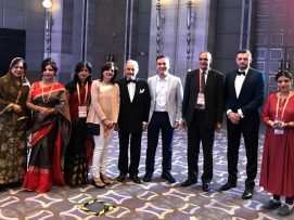 Hindistan’daki ilk genital estetik toplantısı olan RECOGYN Kongresinden bir kare. oldu. Bu toplantıya ABD’den Prof. Adam Ostrzensky ve ekibi ile Polonya’dan bir grup hekim katılmıştı. (2017)
